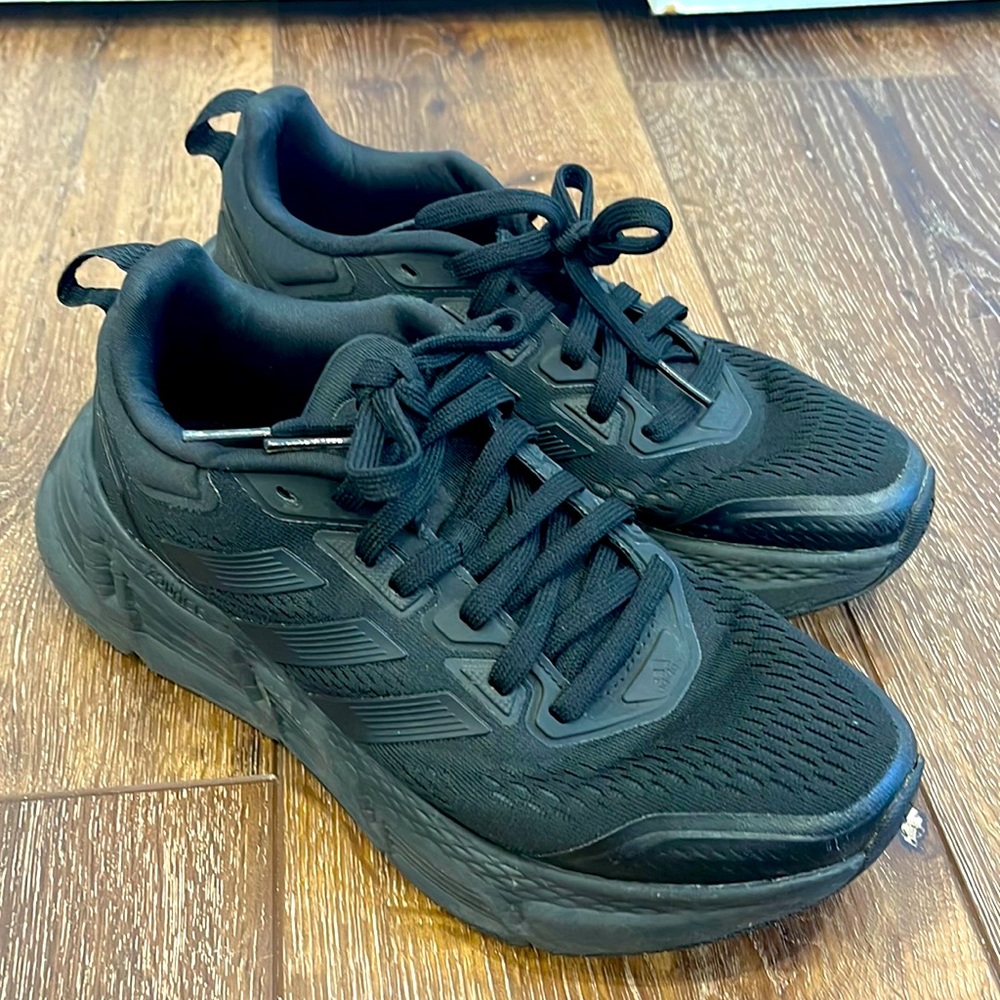 Black Adidas tennis shoes